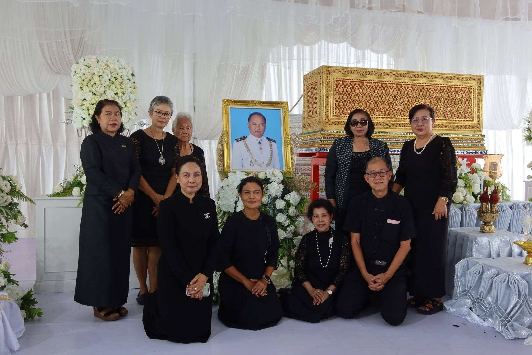 20260424_4 เฮ ๆ ไปถ่ายรูปกับนายกกันม่าย  ... แต่ว่าอย่าดังนะ แกนอนแล้ว  WithNayokSomnuek