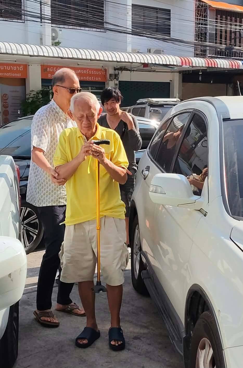 20260429_1 เช้านี้เหมือนมีญาติผู้ใหญ่มาเยือน  TheEldersVisiting