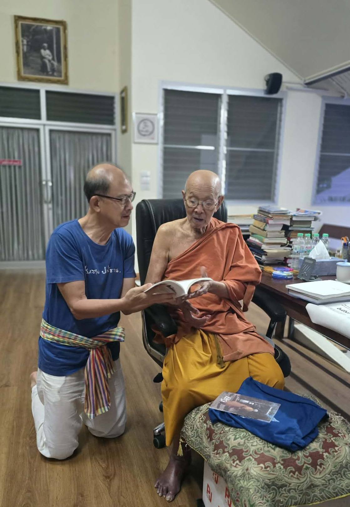 20260526_1 ตื่นมาเดินสายขายพี่ชายแต่เช้า  ... คนนี้ที่ช่วยทำสวนโมกข์กรุงเทพ  MorningSaleAtSuanMokkh