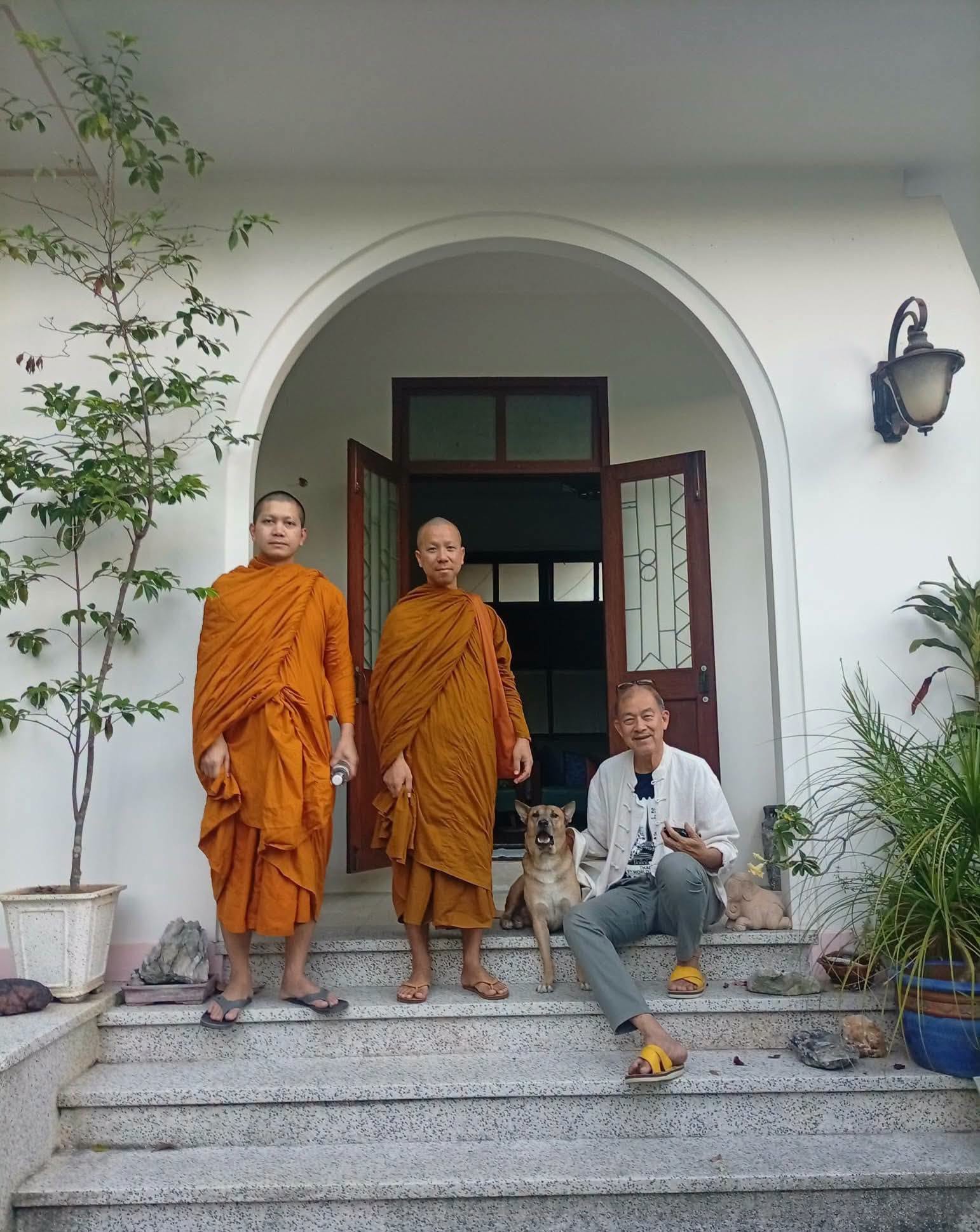 20260815_8 เอ้า ๆ อย่าให้อายพระนะ  OnMonksAndDogs